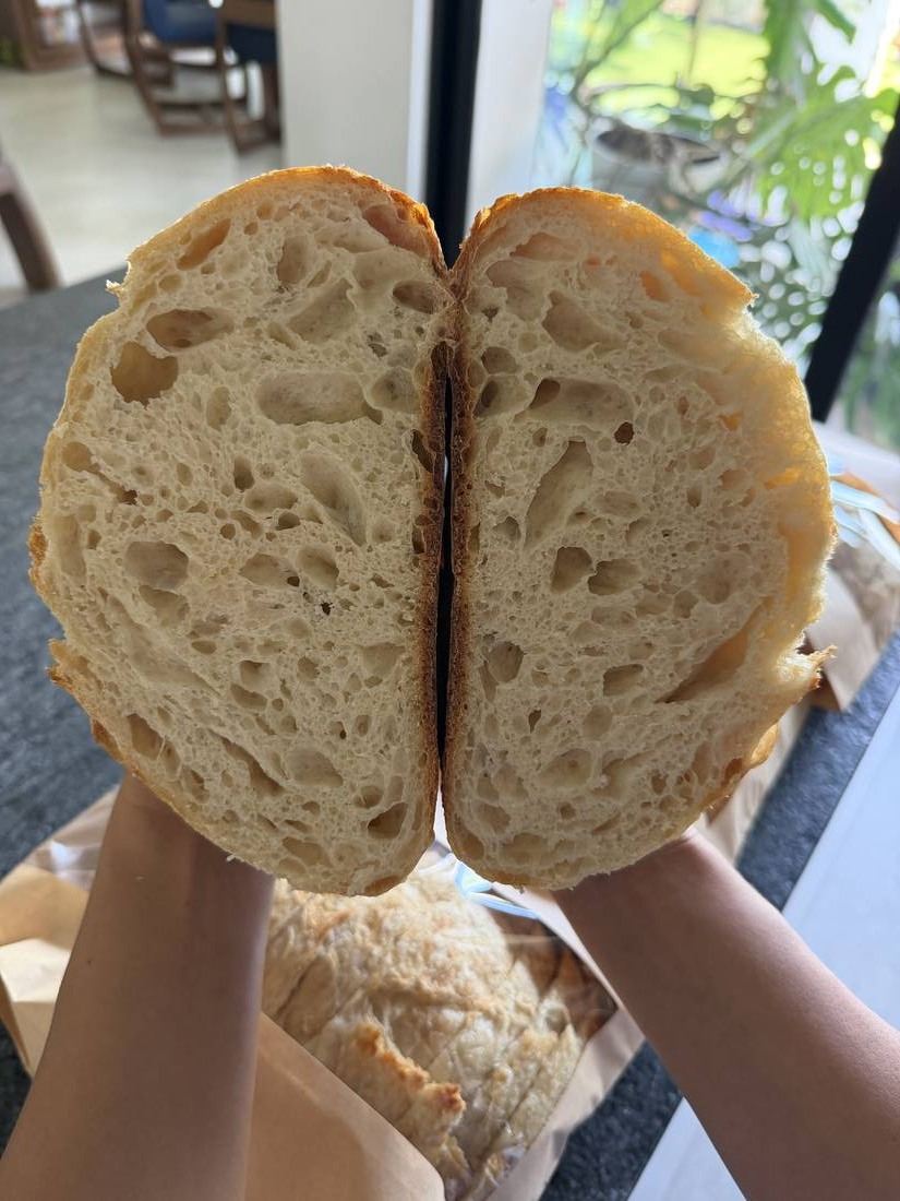 Miga de pan de masa madre recién cortado